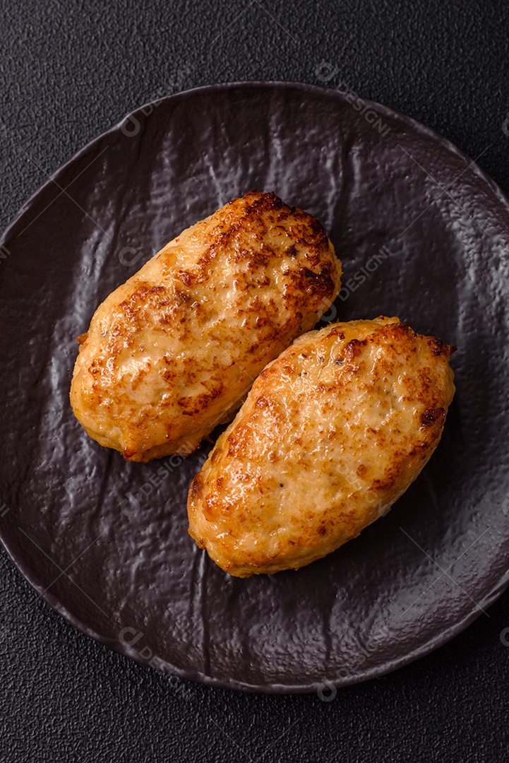 A imagem mostra bolinhos de peixe (fish cutlets), um prato popular em diversas culinárias