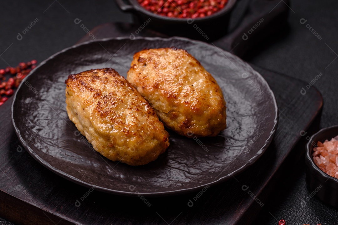 A imagem mostra bolinhos de peixe (fish cutlets), um prato popular em diversas culinárias