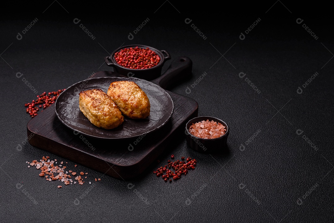 A imagem mostra bolinhos de peixe (fish cutlets), um prato popular em diversas culinárias