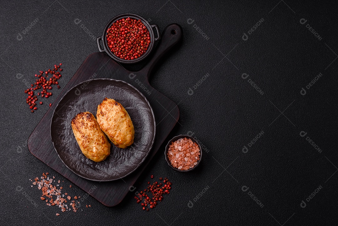 A imagem mostra o que parecem ser croquetes de peixe, um tipo de bolinho frito ou assado
