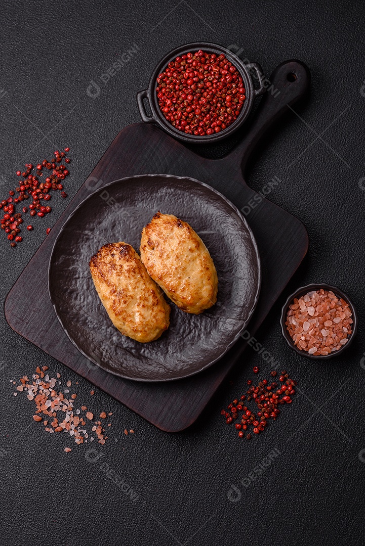 A imagem mostra bolinhos de peixe (fish cutlets), um prato popular em diversas culinárias