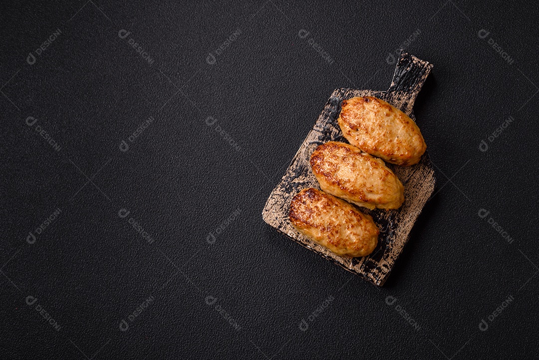 A imagem mostra bolinhos de peixe (fish cutlets), um prato popular em diversas culinárias