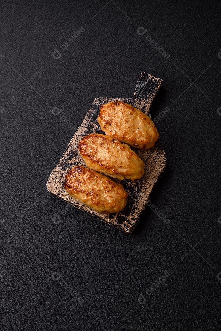 A imagem mostra bolinhos de peixe (fish cutlets), um prato popular em diversas culinárias