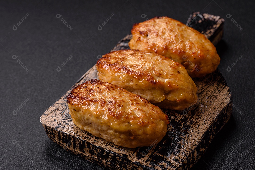 A imagem mostra o que parecem ser croquetes de peixe, um tipo de bolinho frito ou assado