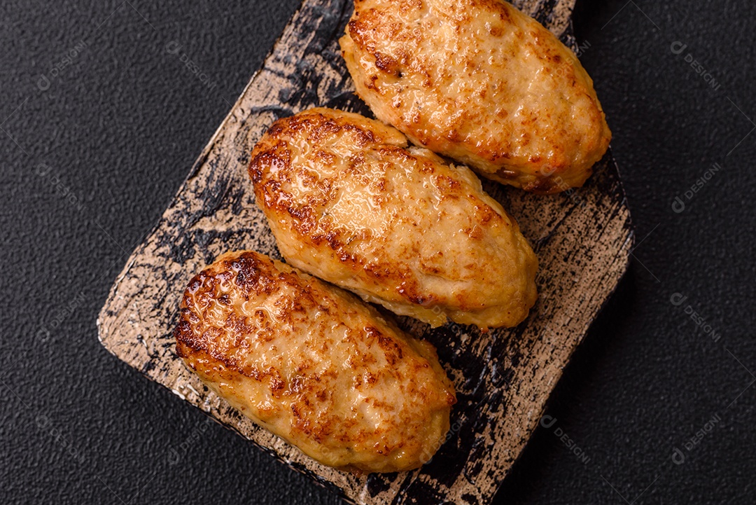 A imagem mostra bolinhos de peixe (fish cutlets), um prato popular em diversas culinárias