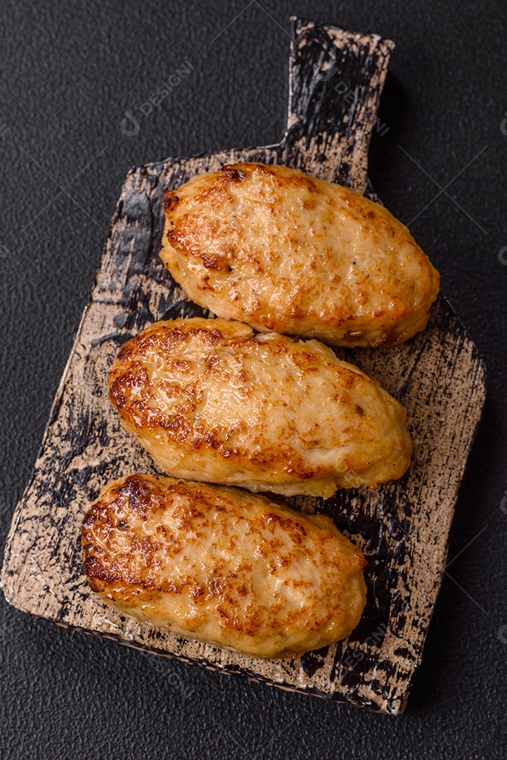 A imagem mostra bolinhos de peixe (fish cutlets), um prato popular em diversas culinárias