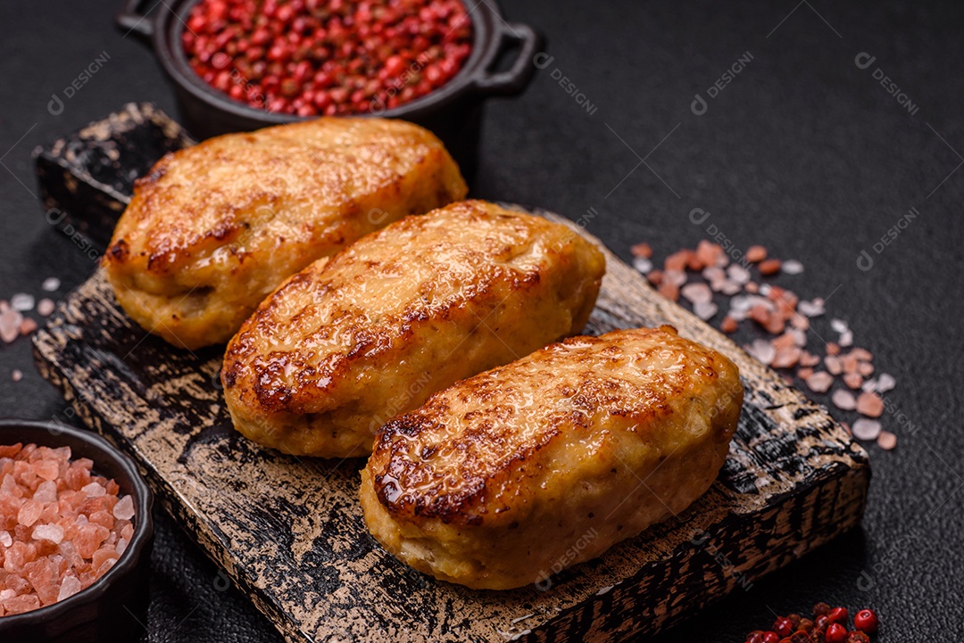 A imagem mostra bolinhos de peixe (fish cutlets), um prato popular em diversas culinárias