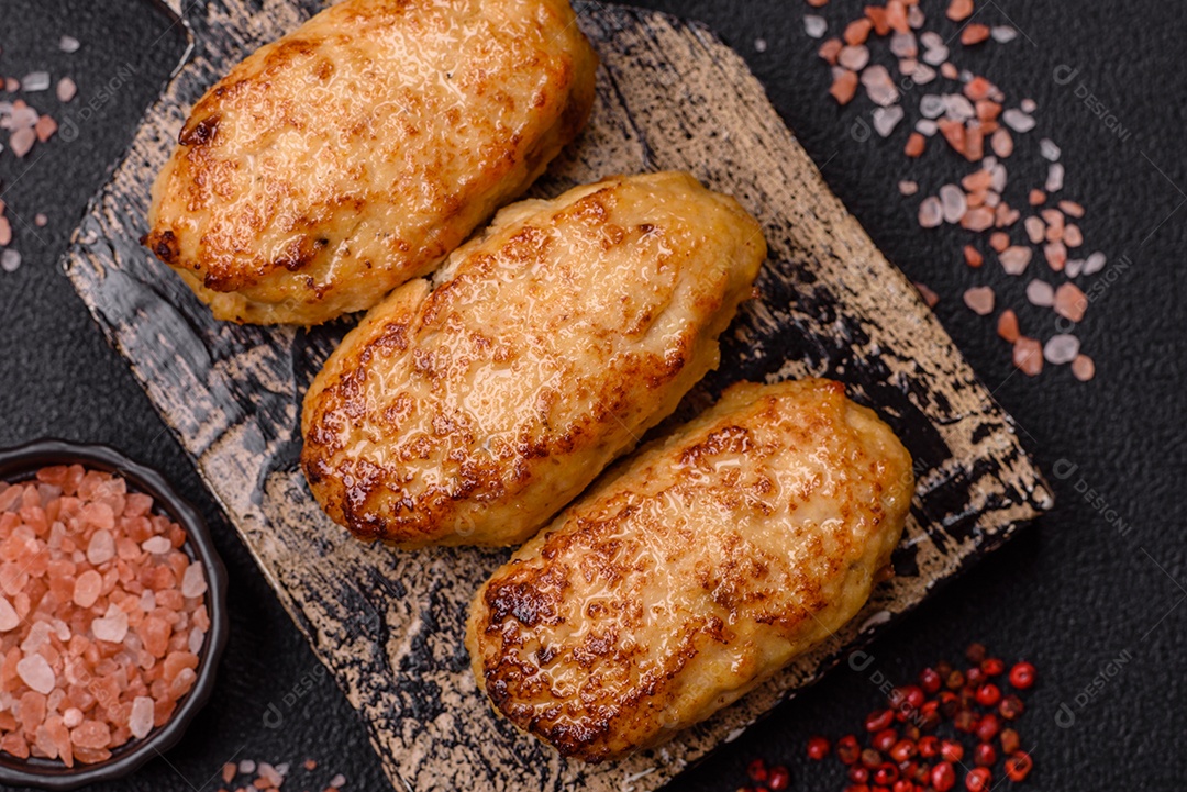 A imagem mostra bolinhos de peixe (fish cutlets), um prato popular em diversas culinárias