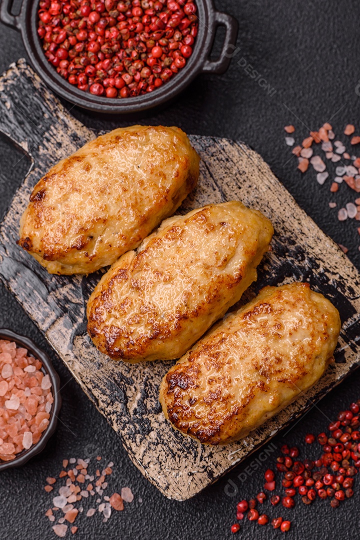 A imagem mostra bolinhos de peixe (fish cutlets), um prato popular em diversas culinárias