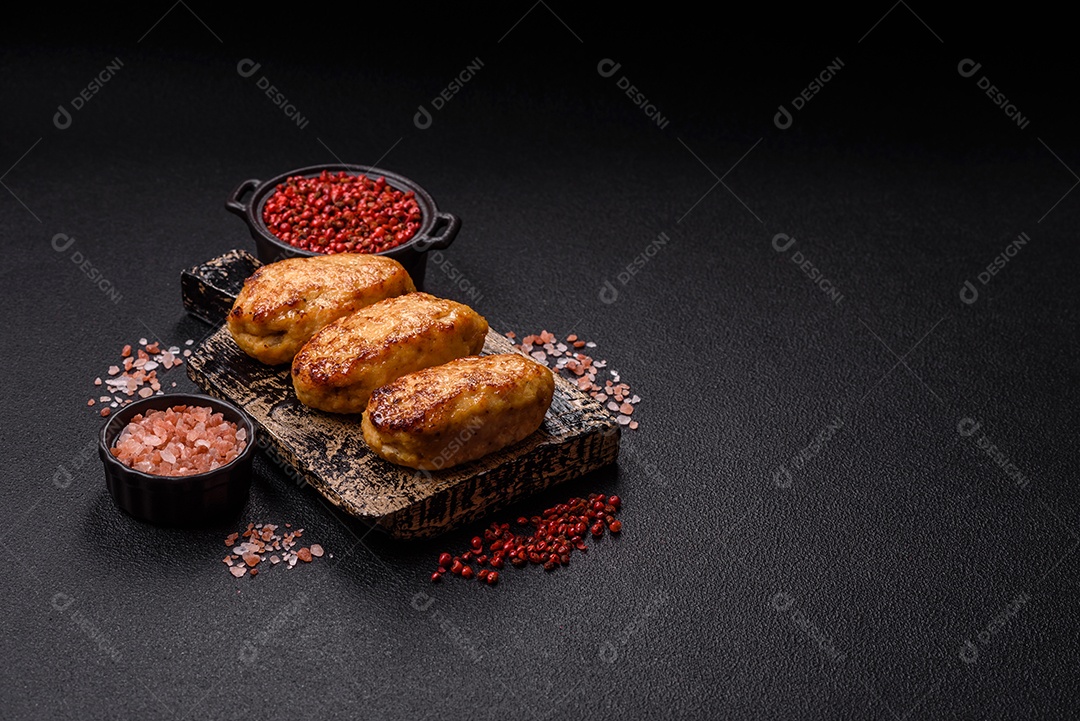 A imagem mostra bolinhos de peixe (fish cutlets), um prato popular em diversas culinárias
