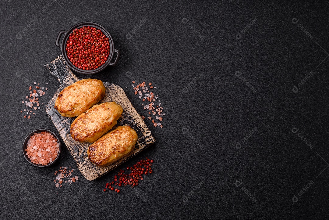 A imagem mostra bolinhos de peixe (fish cutlets), um prato popular em diversas culinárias