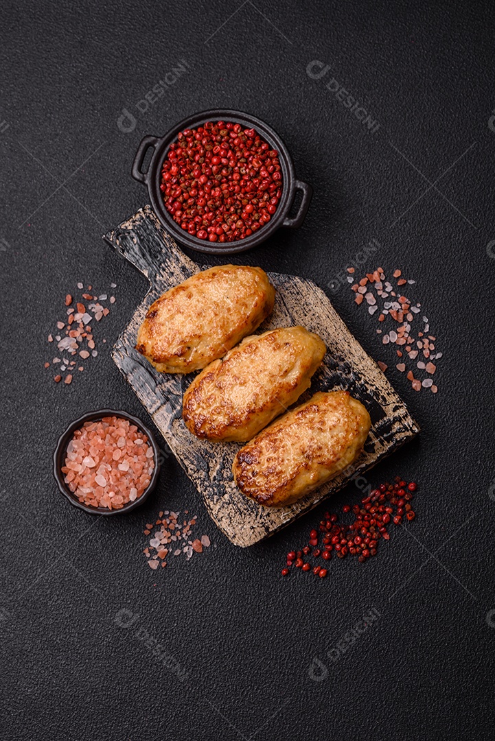 A imagem mostra bolinhos de peixe (fish cutlets), um prato popular em diversas culinárias