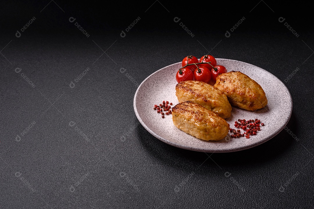 A imagem mostra bolinhos de peixe (fish cutlets), um prato popular em diversas culinárias