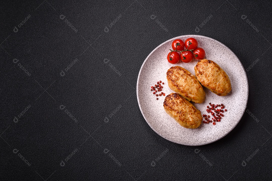 A imagem mostra bolinhos de peixe (fish cutlets), um prato popular em diversas culinárias