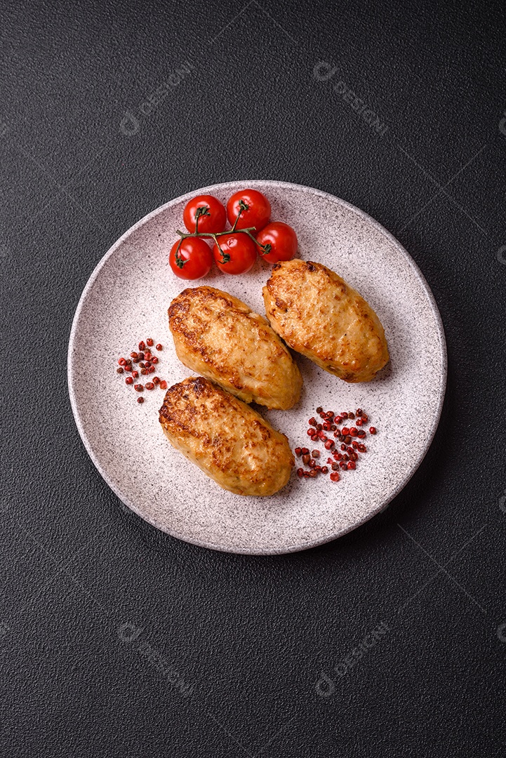 A imagem mostra bolinhos de peixe (fish cutlets), um prato popular em diversas culinárias