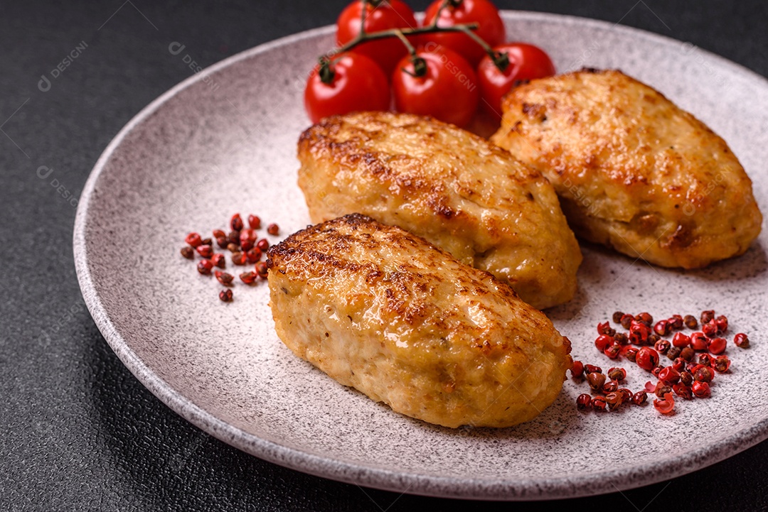 A imagem mostra bolinhos de peixe (fish cutlets), um prato popular em diversas culinárias