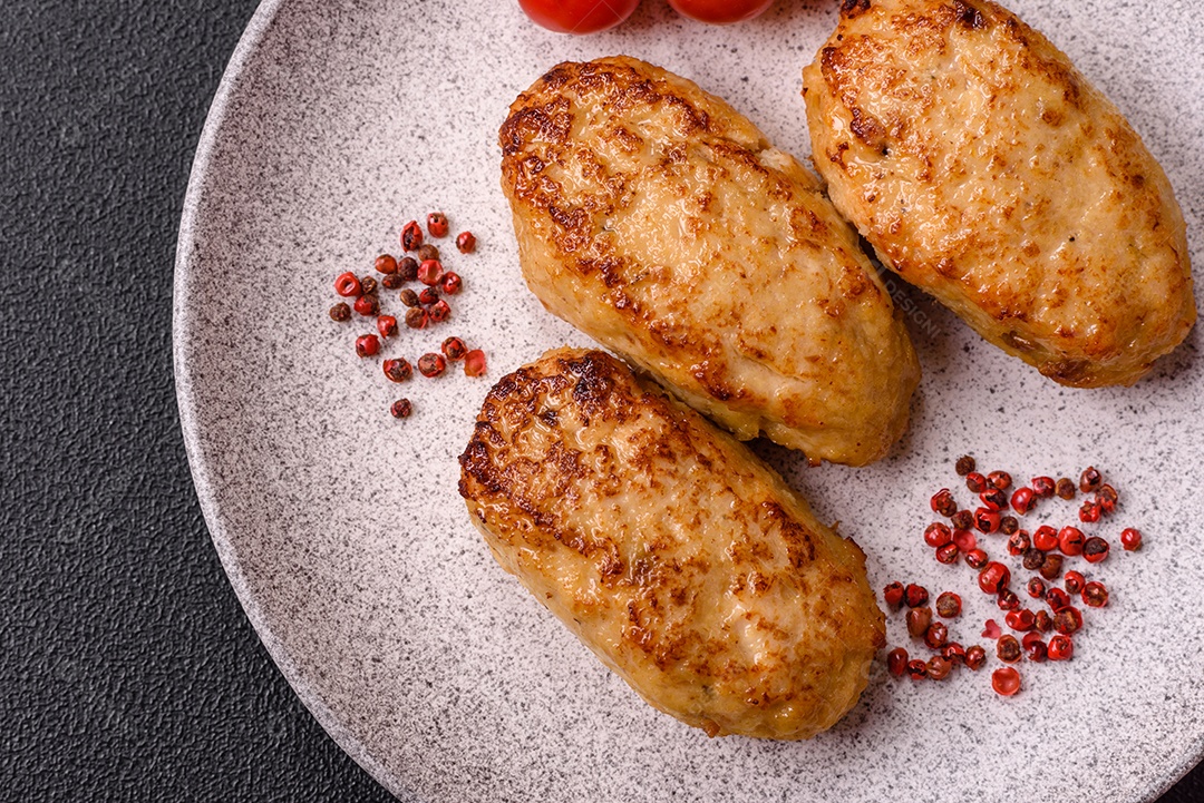 A imagem mostra bolinhos de peixe (fish cutlets), um prato popular em diversas culinárias