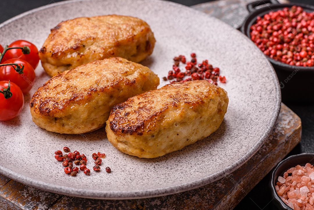 A imagem mostra bolinhos de peixe (fish cutlets), um prato popular em diversas culinárias