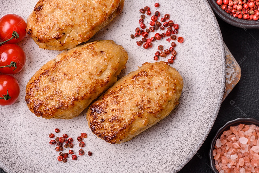 A imagem mostra bolinhos de peixe (fish cutlets), um prato popular em diversas culinárias