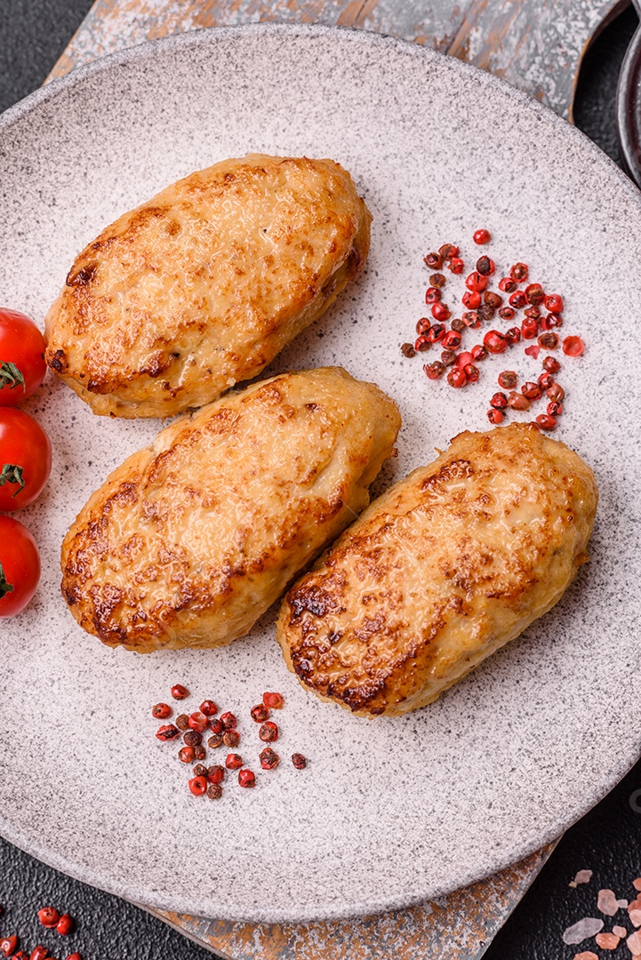 A imagem mostra bolinhos de peixe (fish cutlets), um prato popular em diversas culinárias