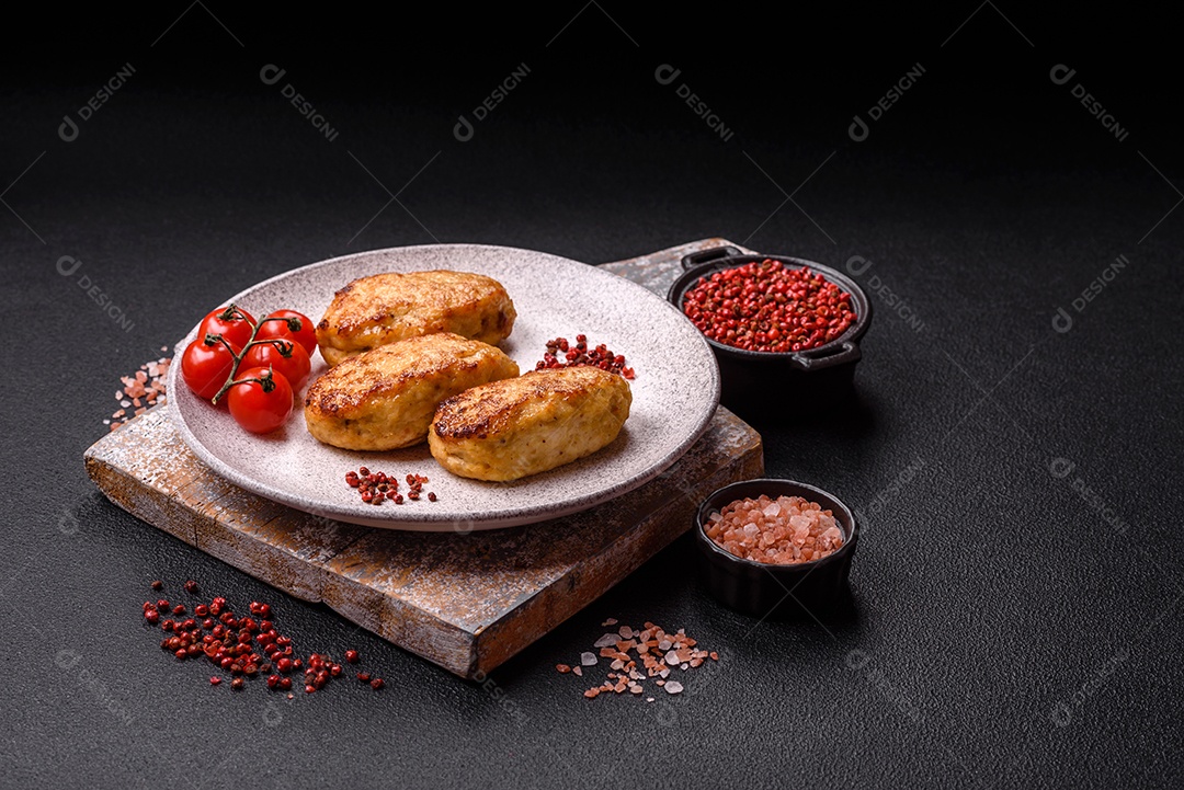 A imagem mostra bolinhos de peixe (fish cutlets), um prato popular em diversas culinárias