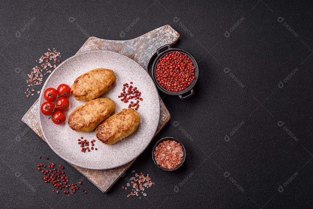 A imagem mostra bolinhos de peixe (fish cutlets), um prato popular em diversas culinárias