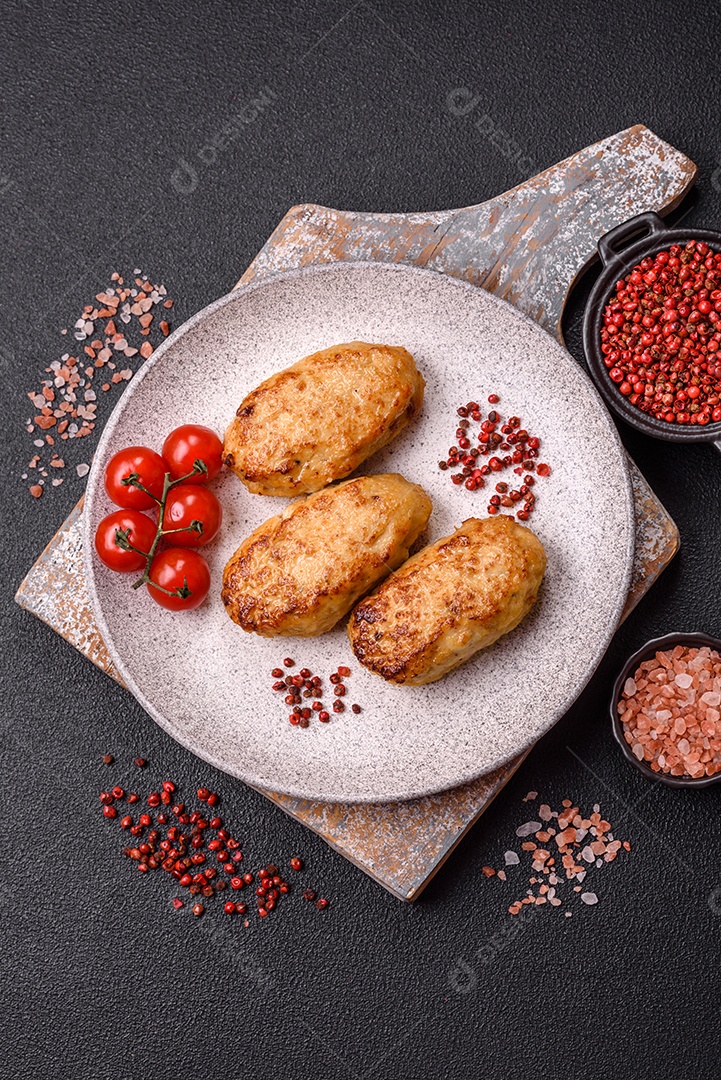 A imagem mostra bolinhos de peixe (fish cutlets), um prato popular em diversas culinárias