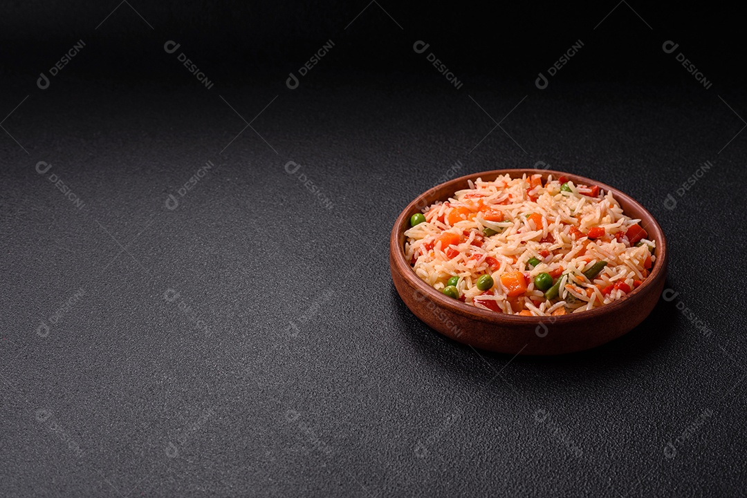 A imagem mostra um prato de arroz cozido com vegetais, como cenoura e vagem
