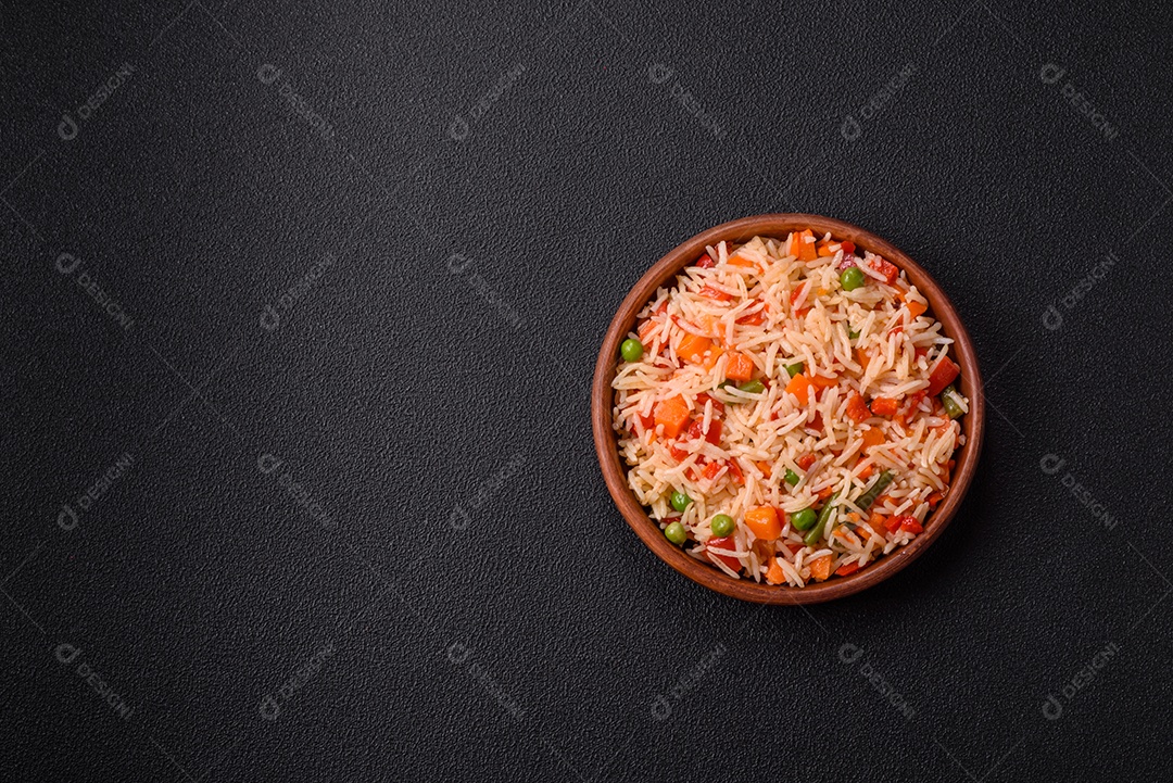 A imagem mostra um prato de arroz cozido com vegetais, como cenoura e vagem
