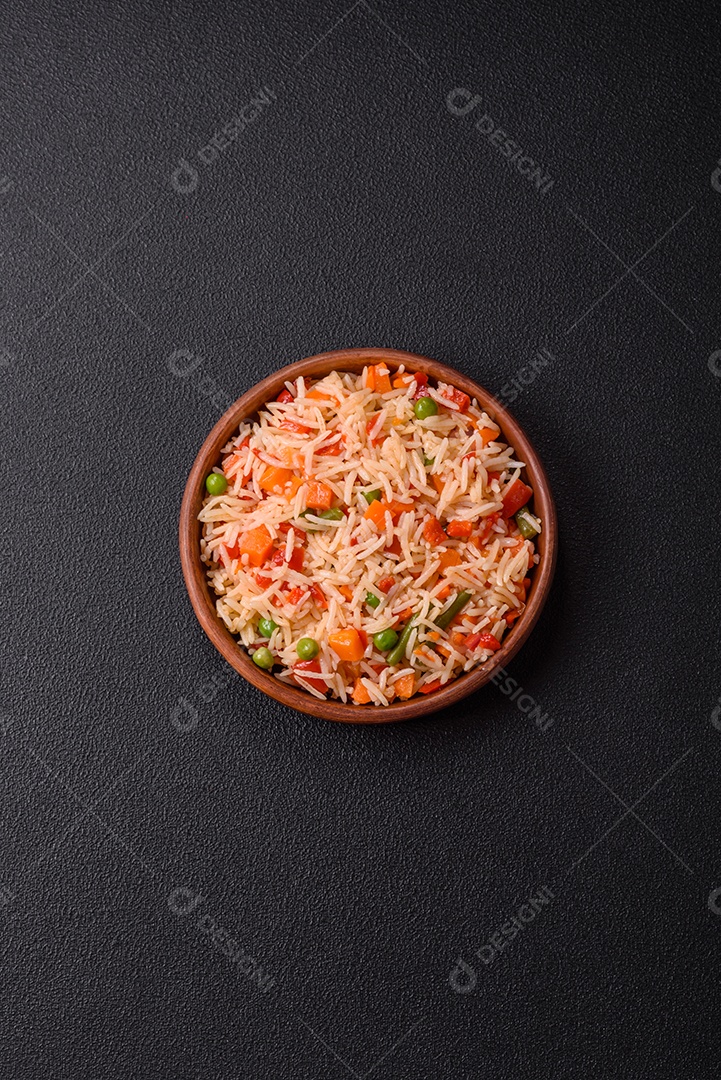 A imagem mostra um prato de arroz cozido com vegetais, como cenoura e vagem