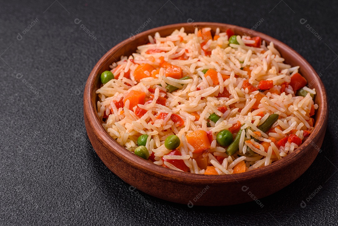 A imagem mostra um prato de arroz cozido com vegetais, como cenoura e vagem