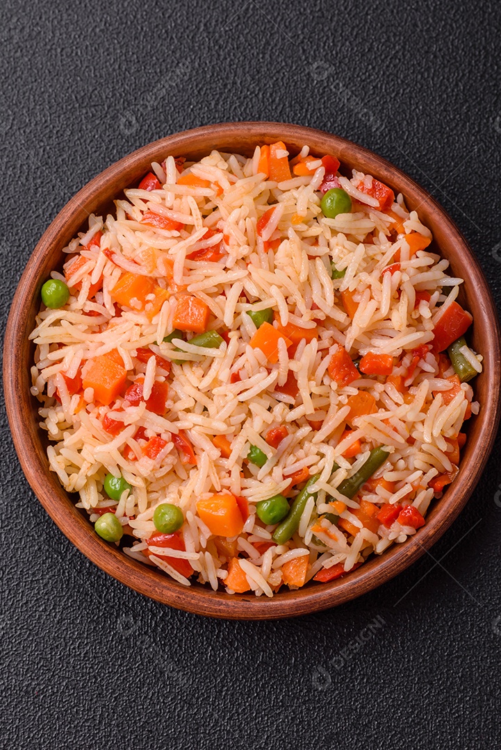 A imagem mostra um prato de arroz cozido com vegetais, como cenoura e vagem