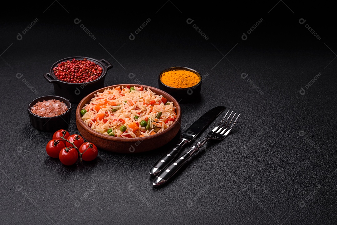 A imagem mostra um prato de arroz cozido com vegetais, como cenoura e vagem