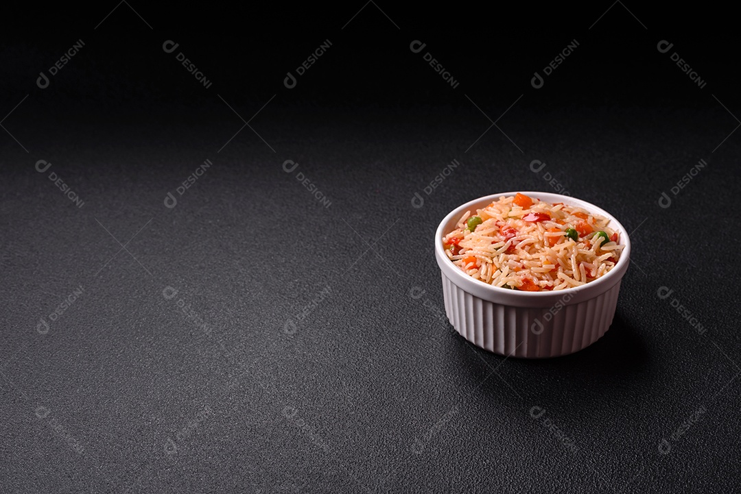 A imagem mostra um prato de arroz cozido com vegetais, como cenoura e vagem