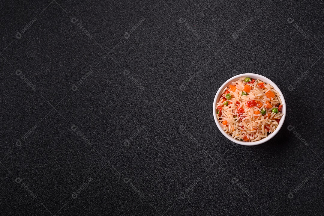 A imagem mostra um prato de arroz cozido com vegetais, como cenoura e vagem