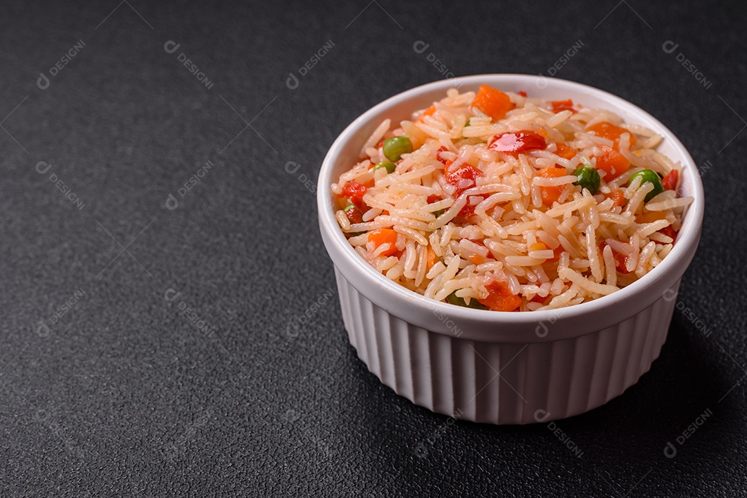 A imagem mostra um prato de arroz cozido com vegetais, como cenoura e vagem