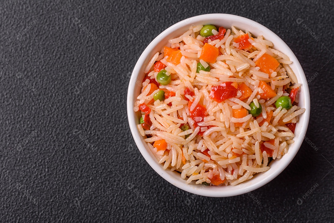 A imagem mostra um prato de arroz com vegetais, servido em uma tigela branca com um par de hashis