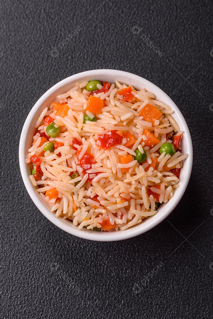 A imagem mostra um prato de arroz com vegetais, servido em uma tigela branca com um par de hashis