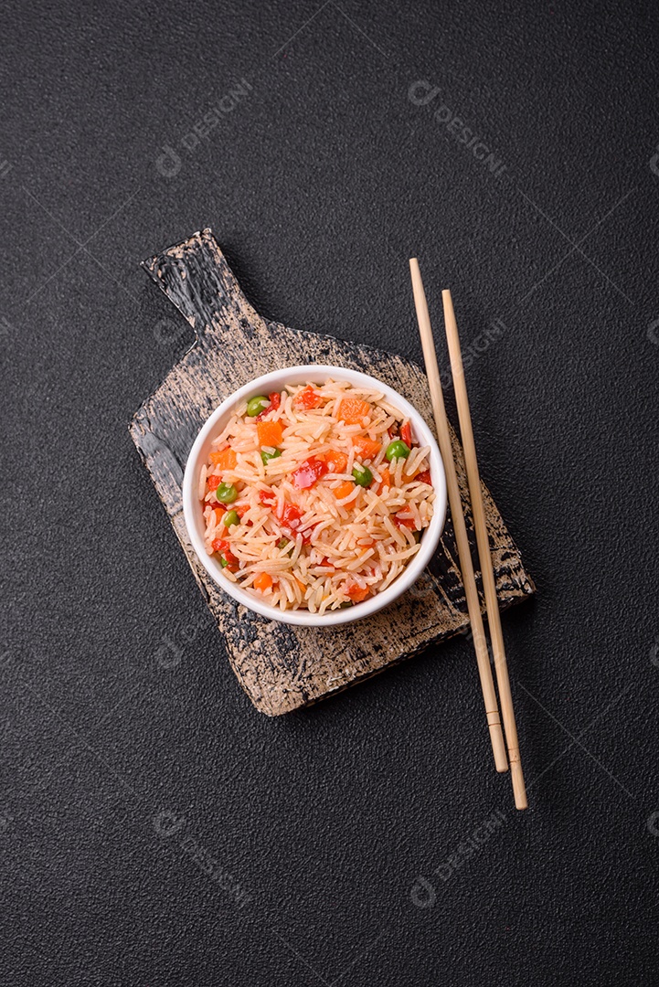 A imagem mostra um prato de arroz cozido com vegetais, como cenoura e vagem