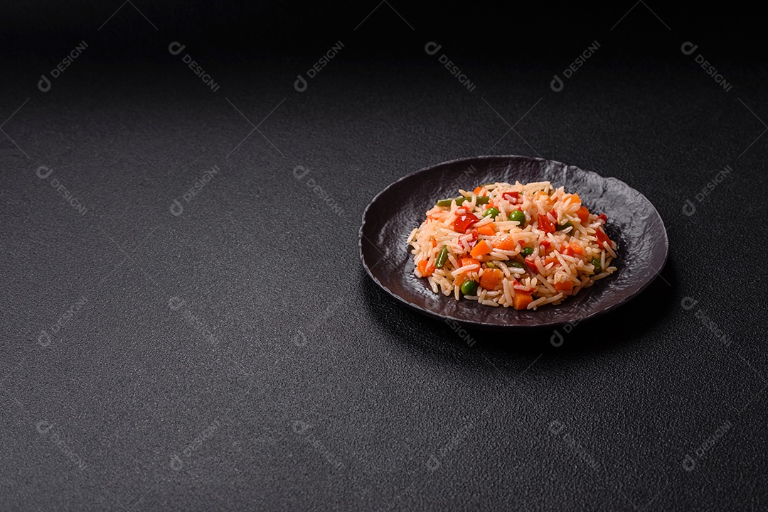 A imagem mostra um prato de arroz cozido com vegetais, como cenoura e vagem