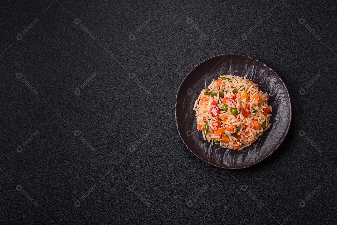 A imagem mostra um prato de arroz cozido com vegetais, como cenoura e vagem