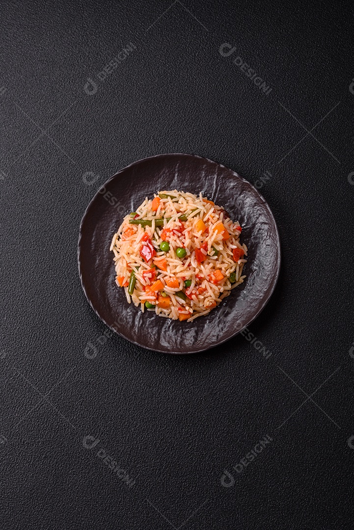 A imagem mostra um prato de arroz cozido com vegetais, como cenoura e vagem