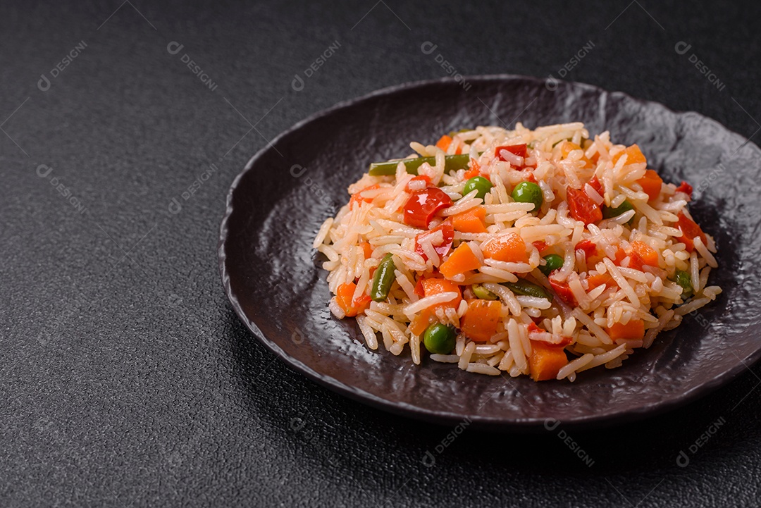 A imagem mostra um prato de arroz cozido com vegetais, como cenoura e vagem