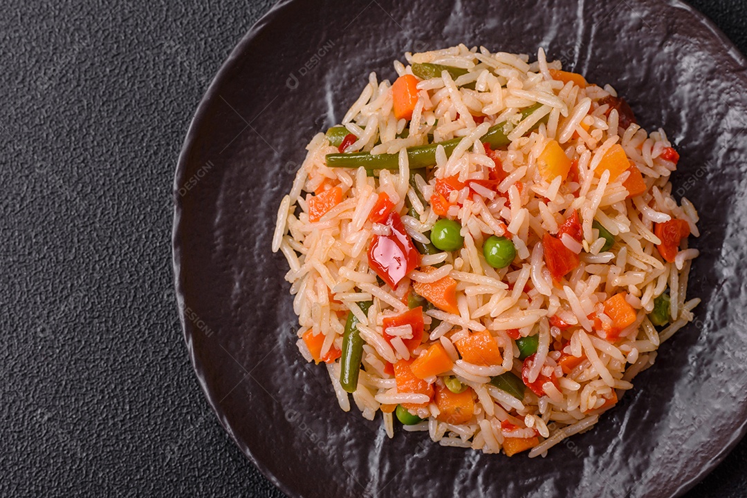 A imagem mostra um prato de arroz cozido com vegetais, como cenoura e vagem
