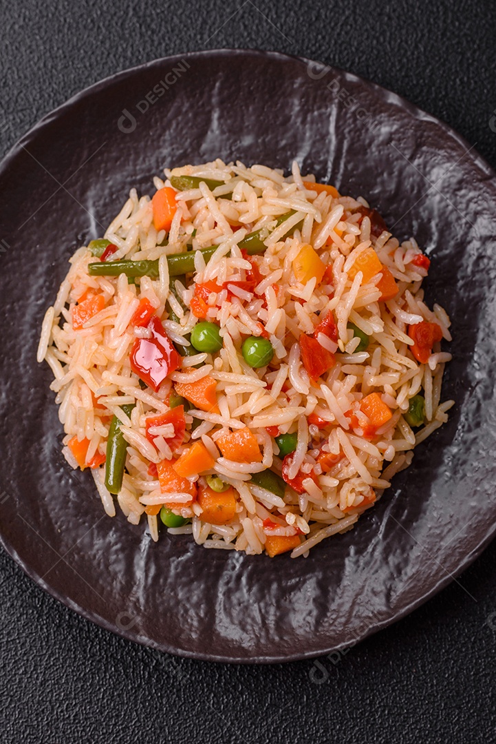 A imagem mostra um prato de arroz cozido com vegetais, como cenoura e vagem