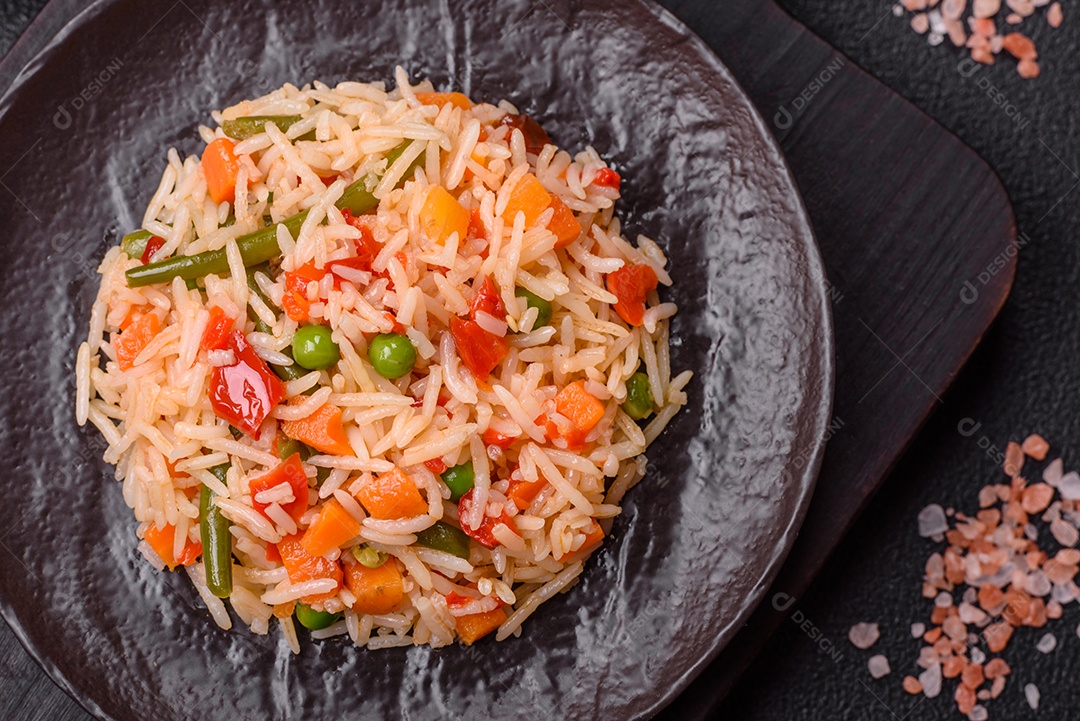 A imagem mostra um prato de arroz cozido com vegetais, como cenoura e vagem