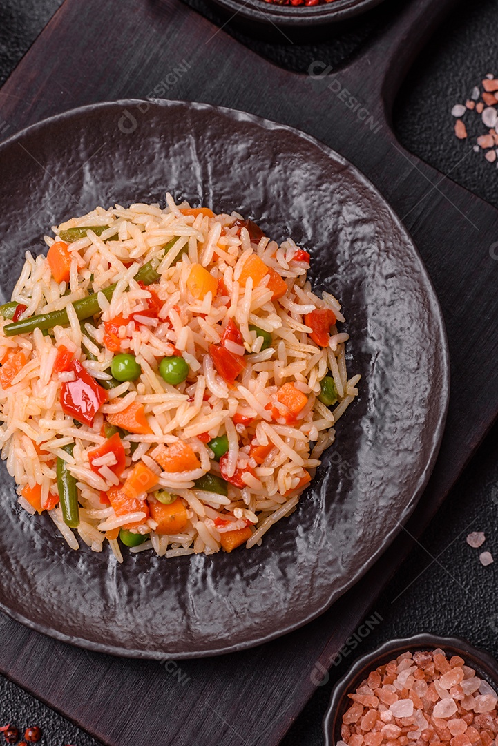 A imagem mostra um prato de arroz cozido com vegetais, como cenoura e vagem