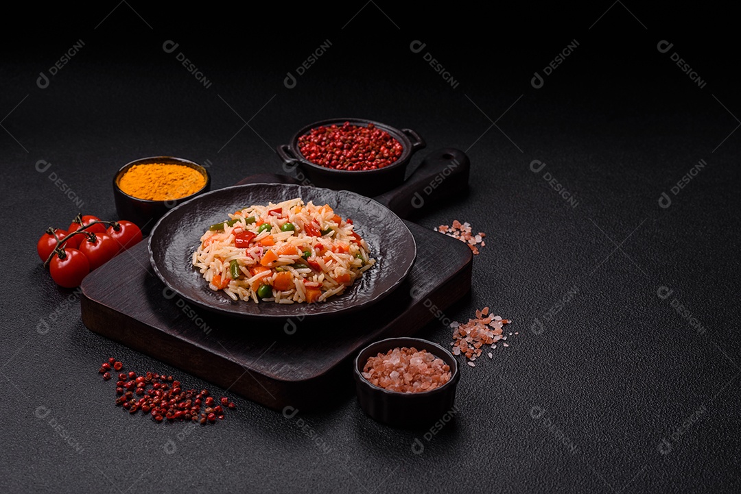 A imagem mostra um prato de arroz cozido com vegetais, como cenoura e vagem