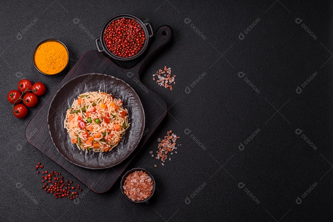 A imagem mostra um prato de arroz cozido com vegetais, como cenoura e vagem