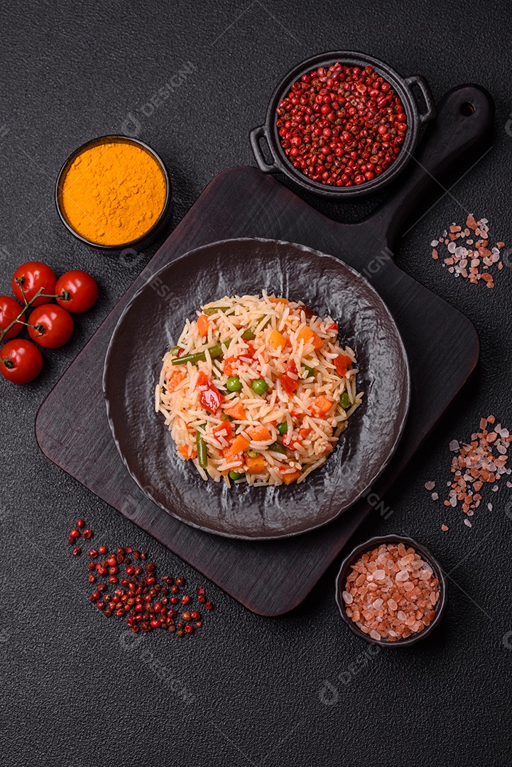 A imagem mostra um prato de arroz cozido com vegetais, como cenoura e vagem